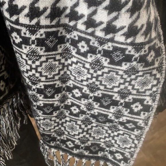 Winter scarf in black & white with some gold - Picture 2 of 4